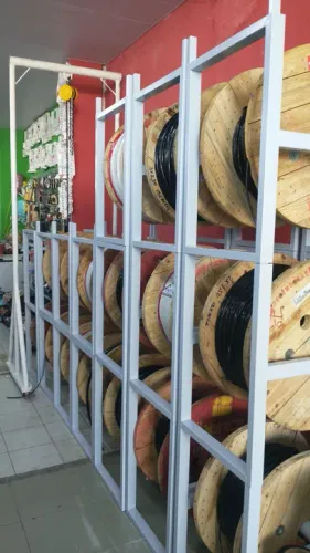 Estrutura metálica movel porta carretel de fio