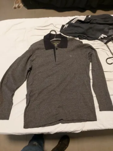 camisa polo Toulon de manga longa listrada.