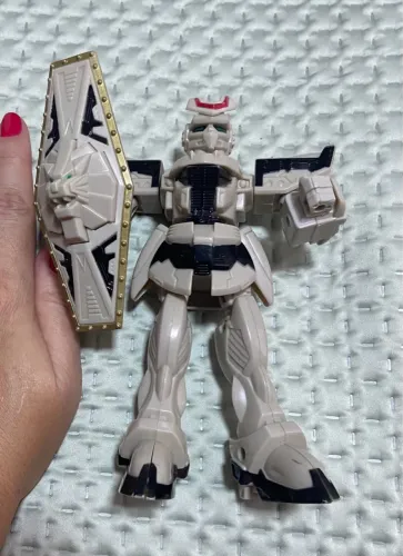 Robô Guerreiro com Escudo - Brinquedo Infantil