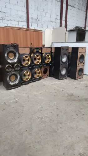 Combo de caixas acústicas e mesas de som