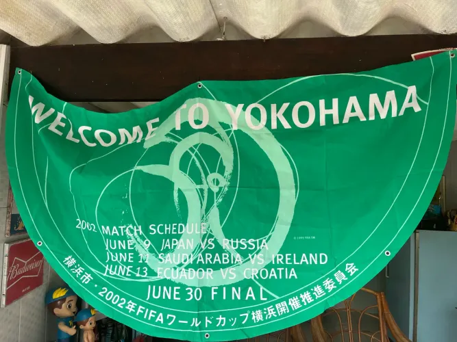 bandeira com a inscrição "WELCOME TO YOKOHAMA" (Bem-vindo a Yokohama FIFA