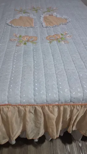 Colcha  casal com detalhes florais e babado