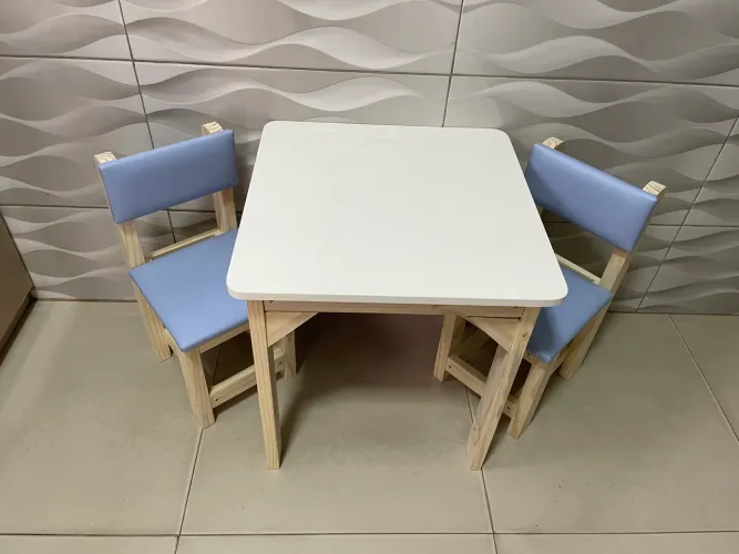 Mesa infantil baú, com cadeiras estofadas azuis 
