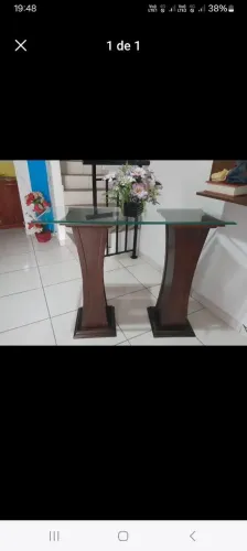 Vendo aparador de madeira com tampo de vidro trabalhado.