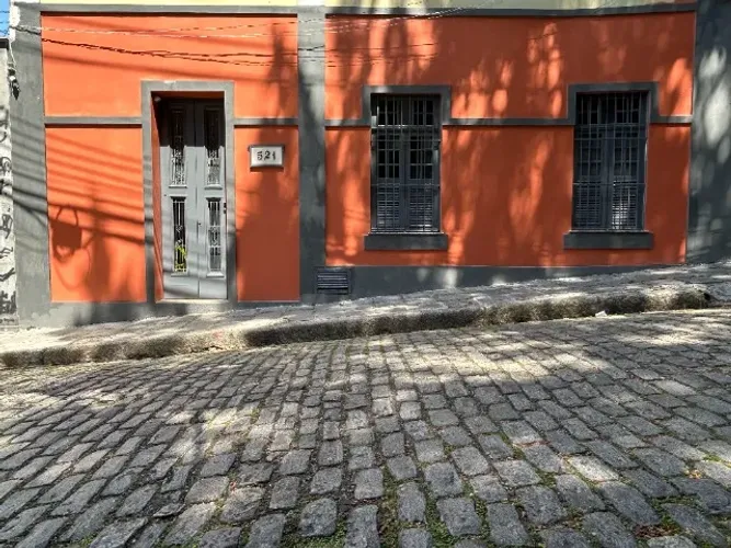 QUARTO MOBILIADO C/ BANHEIRO PRIVATIVO NA GLÓRIA