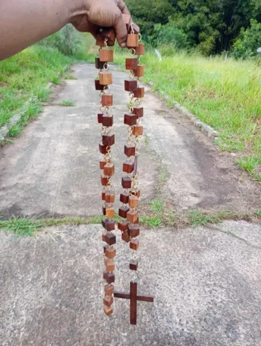 TERÇO GIGANTE (1,75m) DE CONTAS QUADRADAS EM MADEIRA DE LEI (CUPIM NÃO ATACA)