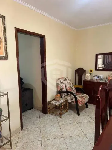 Casa a venda no Jardim Araruna, com 3 quartos, 2 salas e duas vagas de garagem.