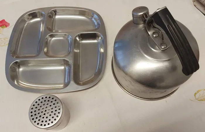 Kit com chaleira, bandeja e pote em inox.