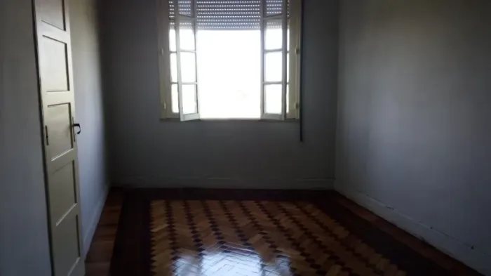 dois quartos de frente, Glória em frente a praça Paris