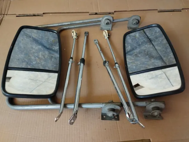 Par de retrovisor para utilitário completo. Valor 200,00 reais. Só em dinheiro.