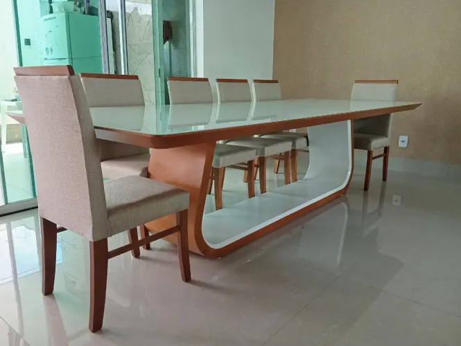 Mesa nova com cadeiras de madeira maciça a pronta entrega 
