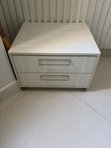 Mesinha de cabeceira com rodinhas