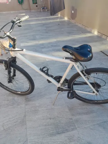 Vende se bicicleta branca bom estado
