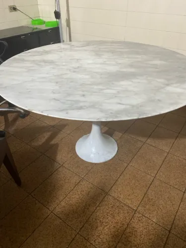 Mesa Sarien com tampo mármore Carrara