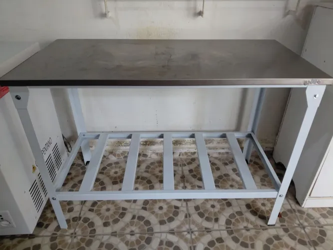 mesa bancada mista, com tampo em inox nova, pé em epoxi, tamanho 1,17 x 0,55 marca innal.