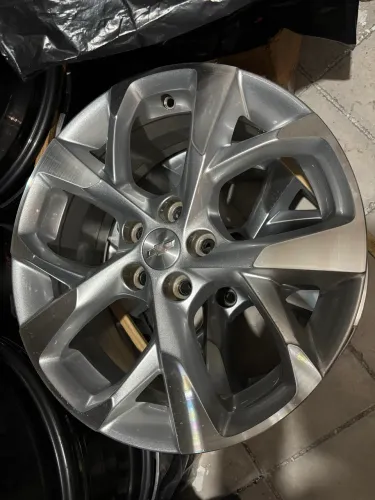 Roda GM Montana aro 17 original 5 furos sem detalhes