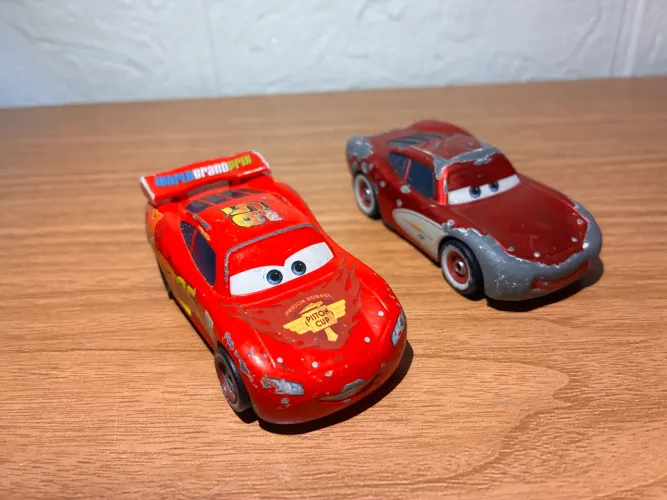 Carros Disney - McQueen cruisin & McQueen Cars 2 - Filme Cars Pixar