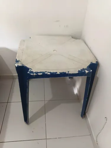 Vendo mesa de plástico usada
