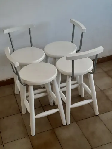 Conjunto de banquinhos em madeira e ferro