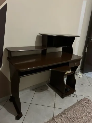Escrivaninha com pés de rodinha e uma gaveta 
