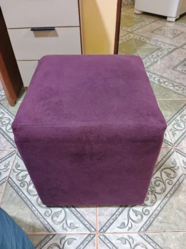 Vendo um Puf na cor (roxo).