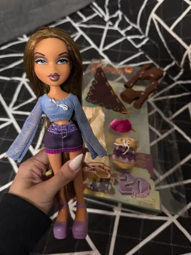 Bratz 20 years Yasmin COMPLETA e com caixa (Leia a Descrição) 