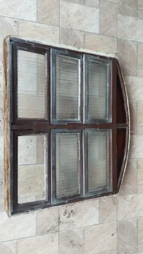 Janela de madeira com vidro