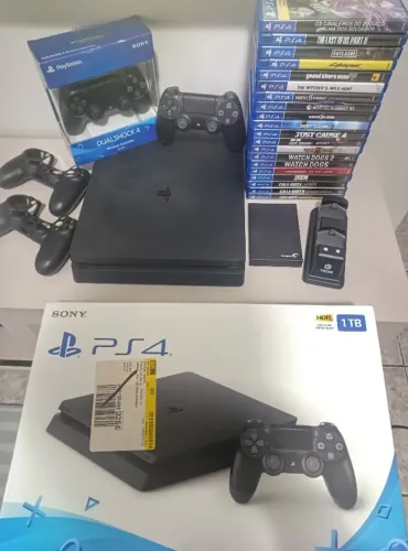 PS4 SLIM 1TB COMPLETO! (20 JOGOS EM CD* + HD EXTERNO 1TB + 2 MANETES + CAIXA). PARCELO!