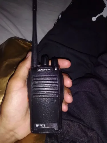 Quero vender um raiodo comunicação novo usei duas vezes tem carregado  