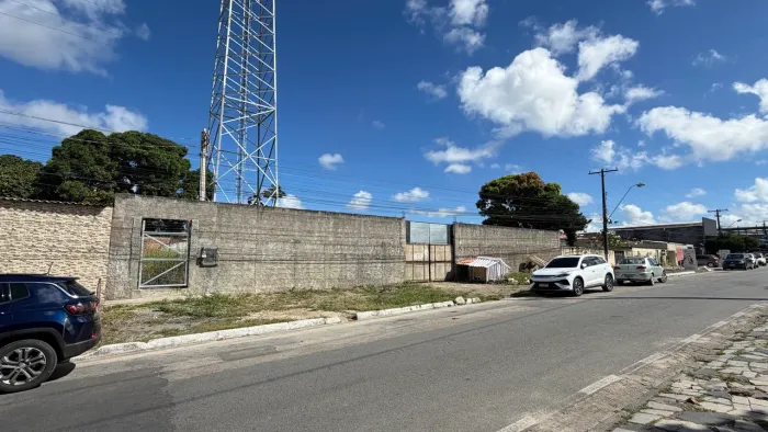 ALUGA-SE ESSE TERRENO NA RUA DO BRAGA - 750m