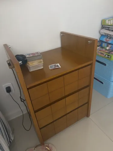 Mesa de cabeceira/ criado mudo