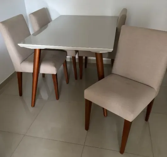 Mesa de jantar retangular(1,35x90cm) c/4 cadeirasR$550. Retirada por conta comprador.