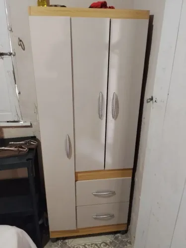 Guarda roupa pequeno semi novo
