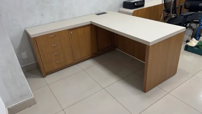 Mesa de Escritório em L 1,70m - Louro Freijó + Linho Couro | 4 Gavetas + Armário