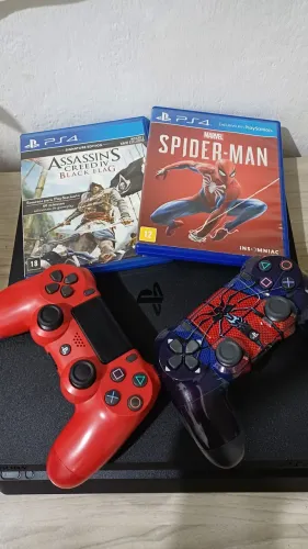 PS4 Slim 500gb com 2 controles e 2 jogos e um suporte para parede.