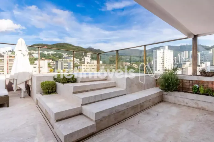 Cobertura no Sion com vista para a Serra do Curral.