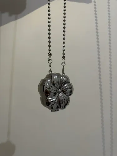Mini Bolsa Flor Metálica