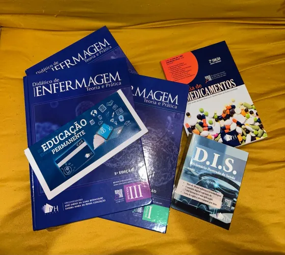 Kit Enfermagem: guia + dicionário + 3 Livros - R$ 1.800,00. Aceito proposta!