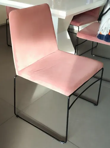 Conjunto de cadeiras em suede rosa e metal preto