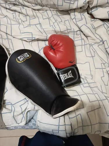 Kit Boxe / Muay Thai - Luvas Everlast + Caneleiras Punch