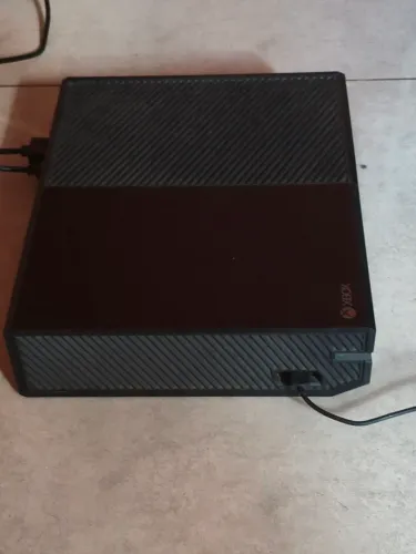 Xbox Fat com um controle