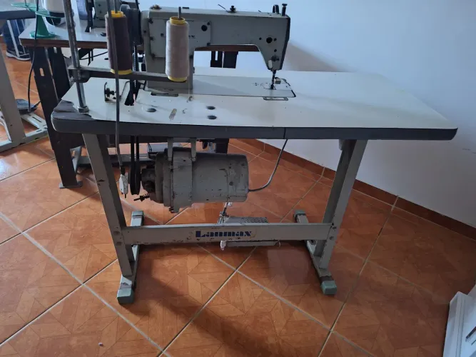 Vendo máquina reta industrial,usada mas muito boa!Marca lanmax!
