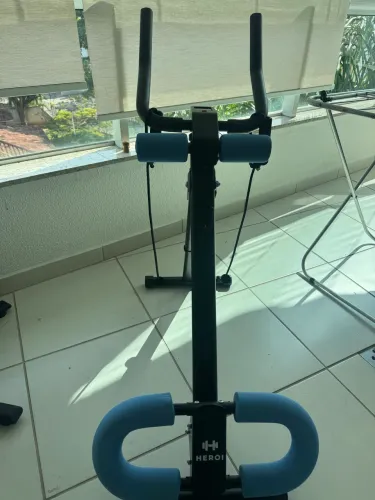 Aparelho para treino de abdominais com elástico.
