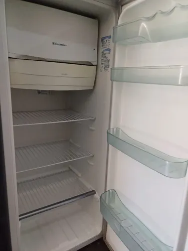 Vende-se geladeira em bom estado tudo funcionando perfeitamente