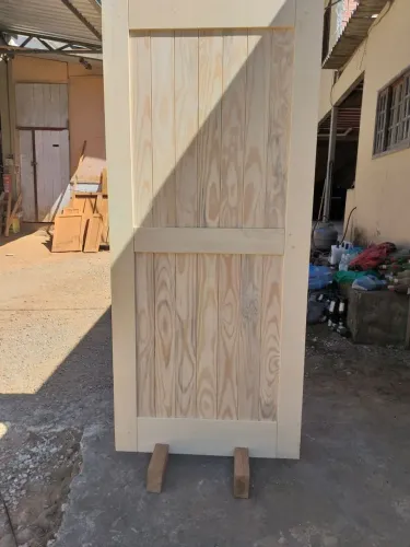 Porta de madeira pinus