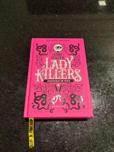Lady Killers - Tori Telfer - DarkSide Capa Dura + Fita Crime Scene