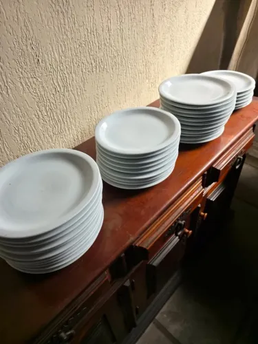 Talheres, pratos e outros utensílios para buffet e restaurante
