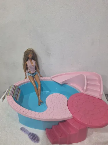 Combo boneca Barbie Calli Girl e piscina antiga