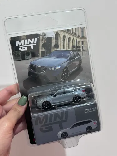 MINI GT BMW M5 Touring em cinza metálico Brooklyn 1096