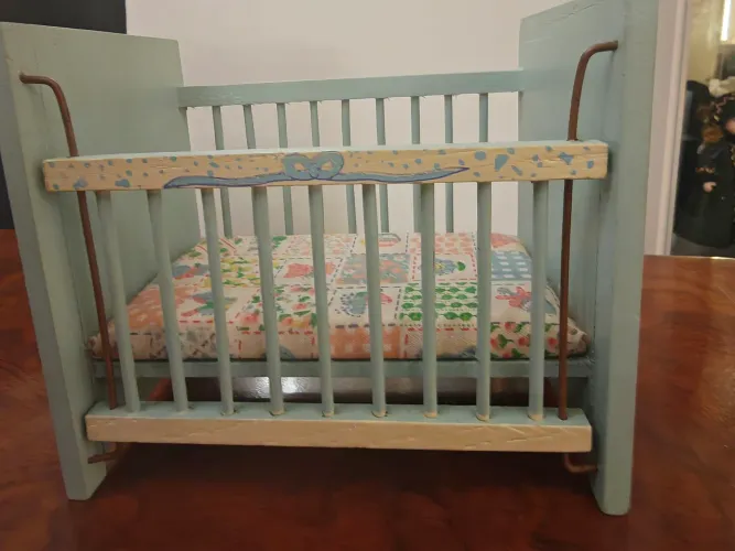 Berço mini raro azul del prado com 2 mini brinquedos